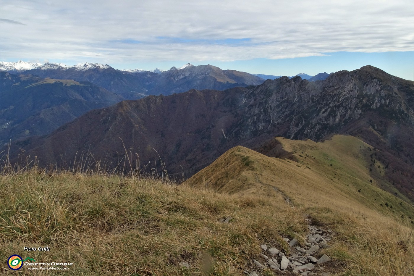 52 Sguardo indietro alla lunga salita dal Passo al Pizzo Baciamorti.JPG